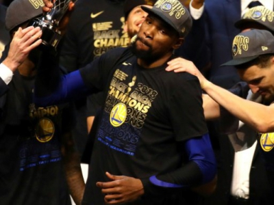 Kevin Durant des Golden State Warriors célèbre son tire MVP après la victoire de son équipe sur les Cavaliers en finale NBA, à Cleveland, le 8 juin 2018 - Justin K. Aller [GETTY IMAGES NORTH AMERICA/AFP]