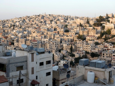Photo prise le 8 juin 2018 montrant une vue générale de l'est de Amman et du quartier populaire de Nazzal - AHMAD GHARABLI [AFP]