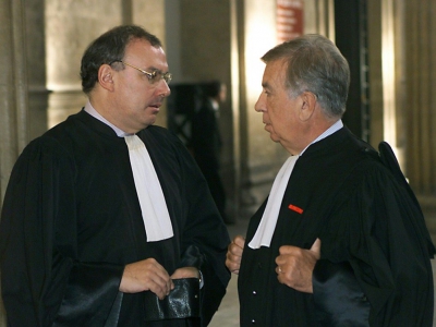 Me Gérard Boulanger (g), avocat des parties civiles, s'entretient avec Me Jean-Marc Varaut, l'un des avocats de Maurice Papon, le 11 octobre 1999 au Palais de Justice de Bordeaux - DERRICK CEYRAC [AFP/Archives]
