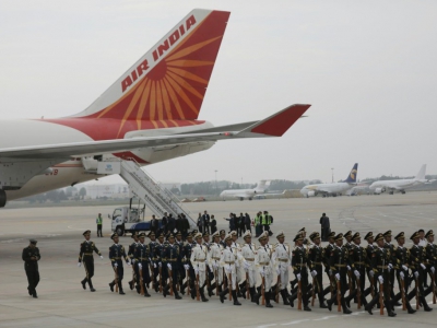 Une garde d'honneur chinoise à l'arrivée de l'avion du Premier ministre indien Narendra Modi à Qingdao pour le sommet de l'Organisation de coopération de Shanghai, le 9 juin 2018 - WU HONG [POOL/AFP]