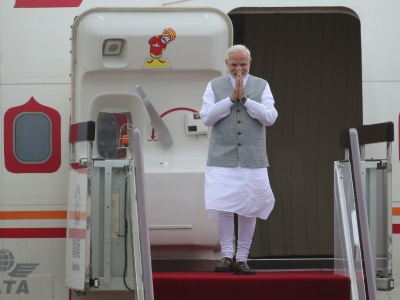 Le Premier ministre indien Narendra Modi salue à son arrivée à Qingdao, en Chine, pour le sommet de l'Organisation de coopération de Shanghai, le 9 juin 2018 - WU HONG [POOL/AFP]