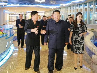 Photo non datée fournée le 9 juin 2018 par l'agence officielle nord-coréenne Kcna du leader Kim Jong Un accompagné par sa femme Ri Sol Ju (d) visitant un nouveau restaurant de fruits de mer à Pyongyang - KCNA VIA KNS [KCNA VIA KNS/AFP]