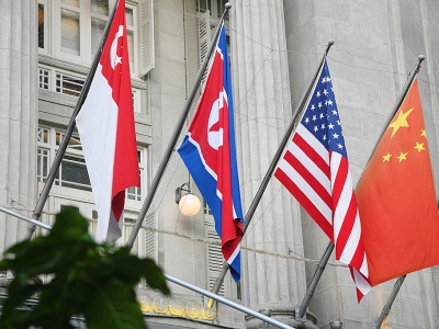 Les drapeaux nord-coréen, américain, chinois et de Singapour sur la façade d'un hôtel de Singapour, le 8 juin 2018 - ROSLAN RAHMAN [AFP]