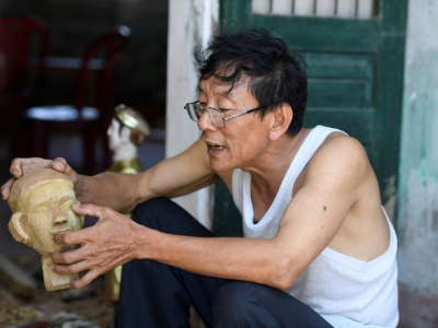 L'artisan Pham Dinh Viem fabrique des marionnettes d'eau à la main, le 25 mai 2018 à Thai Binh, au Vietnam - Nhac NGUYEN [AFP]