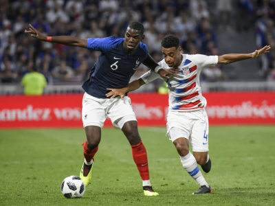 Le milieu de l'équipe de France (g), Paul Pogba, à la lutte avec le milieu américain Tyler Adams lors du match amical à Decines-Charpieu, le 9 juin 2018 - PHILIPPE DESMAZES [AFP]