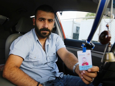 Après la faillite de l'entreprise de son père, Majd Jabali a dû abandonner ses études et travailler comme chauffeur de VTC. Photo prise le 9 juin 2018 à Amman - Laure Van Ruymbeke [AFP]