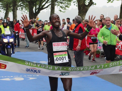 Dieudonné Nsengiyumva, vainqueur du semi-marathon, sur la ligne d'arrivée. - Léa Quinio