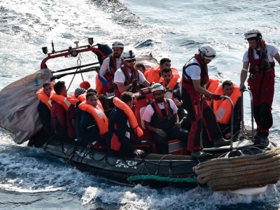 Des migrants transféré vers l'Aquarius, près des côtes libyennes, le 12 mai 2018 - LOUISA GOULIAMAKI [AFP/Archives]