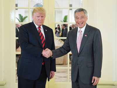 Donald Trump salue le Premier ministre de Singapour, Lee Hsien Loong, le 11 juin 2018 à Singapour, à la veille de la rencontre historique avec le dirigeant nord-coréen Kim Jong Un. - SAUL LOEB [AFP]