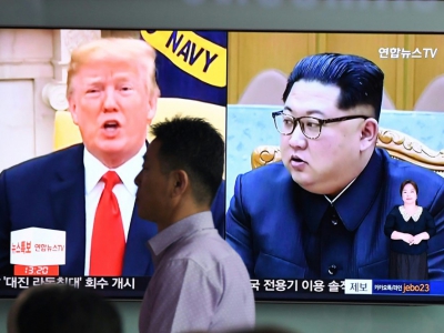 Le président américain Donald Trump et le président nord-coréen Kim Jong Un sur un écran de télévision, le 11 juin 2018 à Séoul, à la veille de leur rencontre historique. - Jung Yeon-je [AFP]