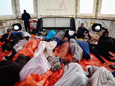 Des migrants recueillis en mer s'entassent sur le pont de l'Aquarius, le 8 mai 2018 au large de la Libye - LOUISA GOULIAMAKI [AFP/Archives]
