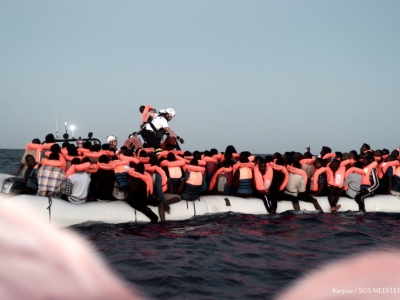 Photo fournie par l'ONG SOS Méditerranée montrant des migrants secourus avant de monter à bord de l'Aquarius, le 9 juin 2018 - Karpov [SOS MEDITERRANEE/AFP]
