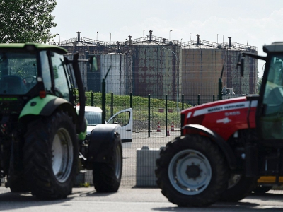 Des agriculteurs bloquent avec leurs tracteurs l'accès à une raffinerie, le 11 juin 2018 à Reichstett, dans le Bas-Rhin - FREDERICK FLORIN [AFP]