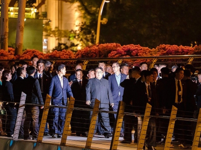 Le leader coréen Kim Jong Un (C) en visite à Singapour le 11 juin 2018, avant le sommet avec Donald Trump - Nicholas Yeo [AFP]