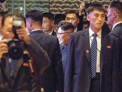 Le dirigeant nord-coréen Kim Jong-Un (C) à son arrivée au Marina Bay Sands Hotel à Singapour le 11 juin 2018

arrives for a tour of the Marina Bay Sands Sky Park at the Marina Bay Sands Hotel in Singapore on June 11, 2018.Kim Jong Un and Donald Trump - Anthony WALLACE [AFP]