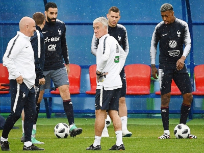 Didier Deschamps et les Bleus s'entraînent sous une pluie battanteau stade de Glebovets à Istra, le 11 juin 2018 - Franck FIFE [AFP]
