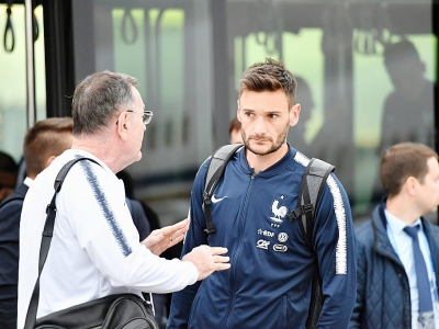 Le gardien de but de l'équipe de France Hugo Lloris (d) et le chef de presse des Bleus Philippe Tournon à leur arrivée à l'aéroport de Moscou, le 10 juin 2018 - Yuri KADOBNOV [AFP]