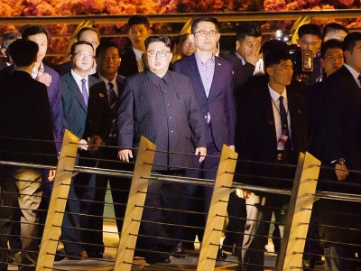 Le leader Nord Coréen Kim Jong Un (C) se promène dans Singapour le 11 juin 2018 - Nicholas Yeo [AFP]
