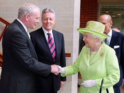 La reine Elizabeth II et l'ancien commandant de l'Armée républicaine irlandaise (IRA) Martin McGuinness se serrent la main, le 27 juin 2012 dans un théâtre à Belfast, en Ireland du Nord - PAUL FAITH [AFP/Archives]