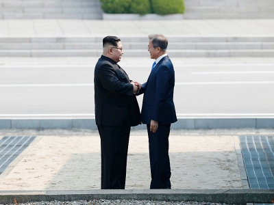Le président sud-coréen Moon Jae-in (d) et le leader nord-coréen Kim Jong Un se serrent la main, le 27 avril 2018 à Panmumjom, dans la Zone démilitarisée séparant les deux Corées - Korea Summit Press Pool [Korea Summit Press Pool/AFP/Archives]