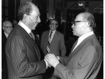 Le président égyptien Anouar el-Sadate et le Premier ministre israélien Menahem Begin se serrent la main, le 20 novembre 1977 à Jérusalem - GPO [AFP/Archives]