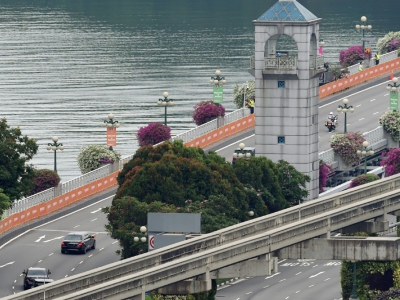 La limousine transportant le leader nord-coréen Kim Jong Un emprunte le pont reliant Singapour à l'île de Sentosa pour se rendre au sommet avec le président américain Donald Trump, le 12 juin 2018 - ROSLAN RAHMAN [AFP]
