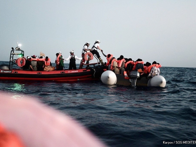 Des migrants secours par les équipes de l'ONG SOS Méditerannée, avant d'être embarqués sur le navire Aquarius, le 9 juin 2018 - Karpov [SOS MEDITERRANEE/AFP]