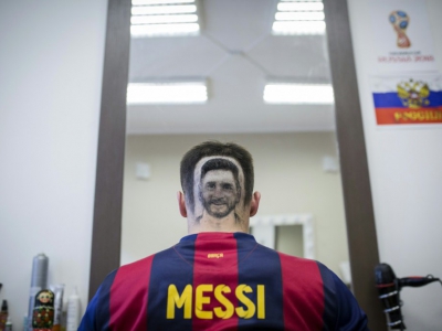 Un supporteur avec un tatouage capillaire à l'effigie de Leo Messi à Novi Sad, en Serbie, le 10 juin 2018 - VLADIMIR ZIVOJINOVIC [AFP]