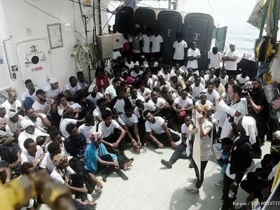Une photo prise le 11 juin 2018 par SOS Méditerranée montre des membres de l'ONG parlant aux migrants à bord de
l'Aquarius - Karpov [SOS MEDITERRANEE/AFP]
