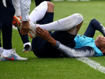 Le jeune attaquant des Bleus Kylian Mbappé touché à la cheville lors d'un entraînement à Istra, le 12 juin 2018 - FRANCK FIFE [AFP]