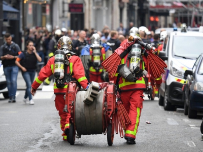 Les pompiers en alerte à proximité de la rue des Petites écuries à Paris, le 12 juin 2018 - Alain JOCARD [AFP]