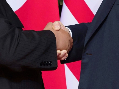 Le président américain Donald Trump (D) serre la main du leader Nord Coréen Kim Jong Un (G) lors du sommet historique à l'hôtel Capella à Singapour le 12 juin 2018 - SAUL LOEB [AFP]