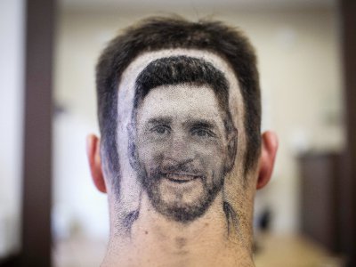 Un coiffeur serbe dessine Messi et Ronaldo sur les crânes de ses clients - VLADIMIR ZIVOJINOVIC