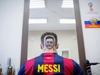 Un coiffeur serbe dessine Messi et Ronaldo sur les crânes de ses clients - VLADIMIR ZIVOJINOVIC