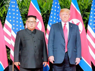 Le président américain Donald Trump et le dirigeant nord-coréen Kim Jong Un au début de leur sommet à l'hôtel Capella à Singapour, sur une photographie prise le 12 juin 2018 et diffusée le lendemain par l'agence officielle nord-coréenne KCNA - - [KCNA VIA KNS/AFP]