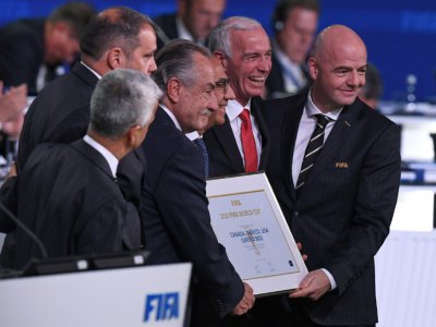 Le président de la Fifa, Gianni Infantino (d), pose avec le comité Canada-Mexico-USA du Mondial-2026, à Moscou, le 13 juin 2018 - Kirill KUDRYAVTSEV [AFP]