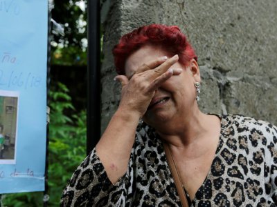 Une femme pleure en demandant des renseignements sur son fils emprisonné depuis son arrestation pour avoir participé à des manifestations contre le Président Ortega, le 13 juin 2018 à Managua - INTI OCON [AFP]