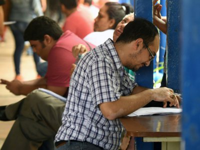 Un Nicaraguayen remplit sa demande de passeport à Managua, le 13 juin 2018 - MARVIN RECINOS [AFP]