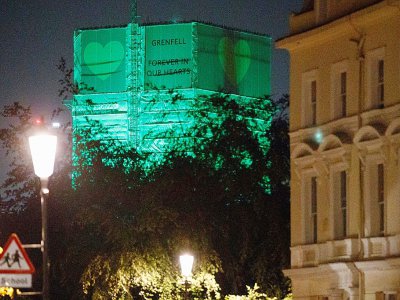 La tour Grenfell, en vert et blanc, en hommage à l'incendie qui a coûté la vie à 71 personnes, le 13 juin 2018 à Londres - Tolga Akmen [AFP]