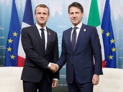 Photo d'archives du président français Emmanuel Macron (gauche)et du chef du gouvernement italien Guiseppe Conte (droite) au sommet du G7 au Canada le 9 juin 2018 - Ian LANGSDON [POOL/AFP/Archives]
