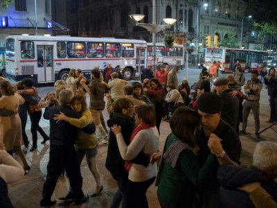 Des gens dansent le tango dans un square situé sur la principale avenue de Montevideo le 25 mai 2018 - Pablo PORCIUNCULA BRUNE [AFP/Archives]