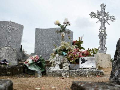 La tombe de la fillette au cimetière de Suèvre (Loir-et-Cher) le 14 juin 2018 - GUILLAUME SOUVANT [AFP]
