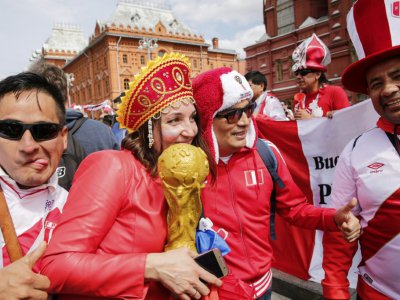 Des supporters de l'équipe péruvienne sur la place Manezhnaya à Moscou, le 14 juin 2018 - Maxim ZMEYEV [AFP]