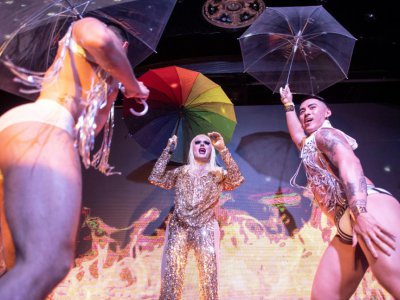 Une drag queen avec des danseurs lors de la Shanghai Pride le 9 juin 2018 à Shanghai - Johannes EISELE [AFP]
