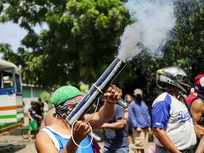 Des manifestants anti-gouvernements armés de mortiers artisanaux  le 14 juin 2018 à Tipitapa, à 25 km de la capitale du pays  Managua - Inti OCON [AFP]