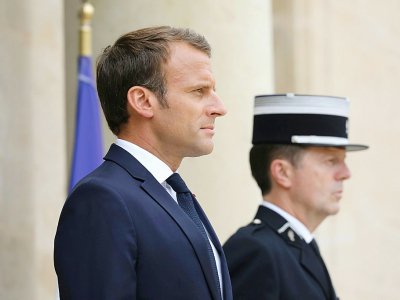 Le président français Emmanuel Macron (G) attend le Premier ministre israélien à l'Elysée le 5 juin 2018 - LUDOVIC MARIN [AFP]