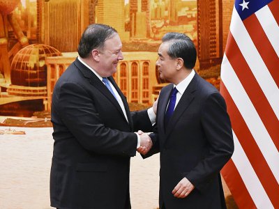 Le secrétaire d'Etat américain Mike Pompeo (g) et son homologue chinois Wang Yi, le 14 juin 2018 au Palais du Peuple, à Pékin - WANG ZHAO [AFP]