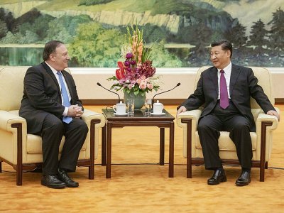 Le secrétaire d'Etat américain Mike Pompeo (g) et le président chinois Xi Jinping, le 14 juin 2018 au Palais du Peuple, à Pékin - Fred DUFOUR [AFP]