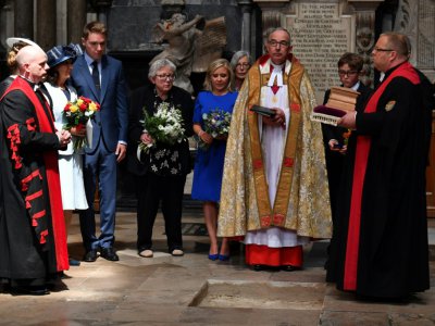 Le doyen de l'abbaye de Westminster accompagné de la première épouse de Stephen Hawking, Jane, et de sa fille Lucy, lors de la cérémonie funèbre de l'astrophysicien, le 15 juin 2018 - Ben STANSALL [POOL/AFP]