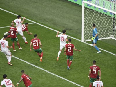 Le Marocain Aziz Bouhaddouz inscrit un but contre son camp contre l'Iran lors du Mondial, le 15 juin 2018 à Saint-Pétersbourg - GABRIEL BOUYS [AFP]